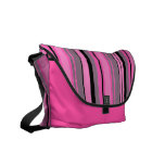 A bolsa mensageiro listrada do rosa e do preto