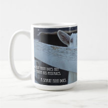 A cabra confunde a caneca