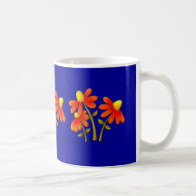 A caneca caçoa flores vermelhas das meninas no azu