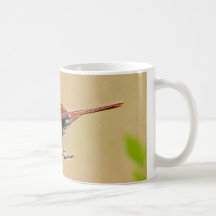 A caneca vermelha pequena do pássaro