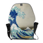A grande onda fora da costa da bolsa mensageiro de