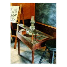 A mesa do professor com lâmpada de furacão cartoes postais