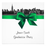 A skyline larga de NYC gravou a graduação verde de convites