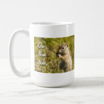 Agrida com o esquilo à terra bonito que come, text caneca