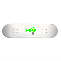 Alienígena de espaço que pisca o sinal de paz skate boards