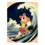 Amor no surf, beijo romântico do vintage pela prai cartões postais