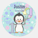 Aniversário do menino de Cutie- do pinguim primeir Adesivo Em Formato Redondo