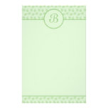 Artigos de papelaria florais verdes da inicial do  papel de carta