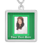 As listras verdes personalizaram a colar da foto