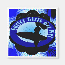 As meninas do surfista obtêm molhadas imas de geladeira