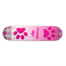 As patas cor-de-rosa refrigeram o skate feminino