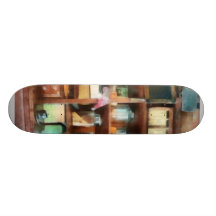 Atrás do contador na loja geral skate