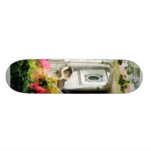 Azáleas pelo patamar com cadeira de vime skates
