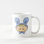 Bebé com um chapéu do coelho canecas