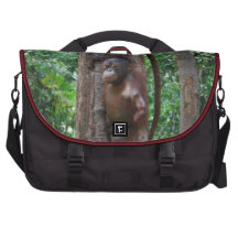 Bebê do orangotango na floresta mochila para notebook