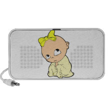 bebê no amarelo com arco caixinhas de som para iPod