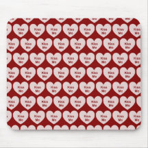 Beije-me corações cor-de-rosa no vermelho mousepads