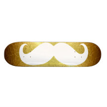 Bigode branco engraçado no fundo 2 do ouro skate