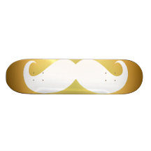 Bigode branco engraçado no fundo do ouro skate