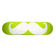 Bigode branco engraçado no fundo verde skate