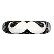 Bigode branco engraçado skate