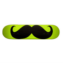 Bigode preto engraçado no fundo verde skates personalizados