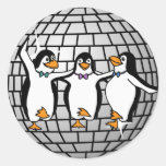 Bola do disco com a etiqueta dos pinguins da dança adesivos redondos