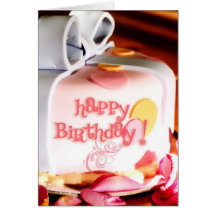 Bolo de aniversário & cartão das pétalas cor-de-ro