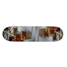 Café quente em umas canecas de vidro acessíveis skateboard
