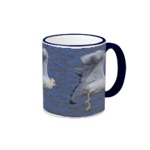 Caneca da gaivota do vôo