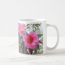 Caneca de café cor-de-rosa da camélia