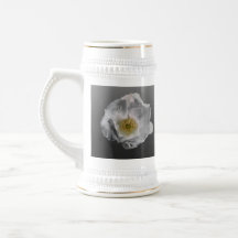 Caneca de cerveja cor-de-rosa da praia branca