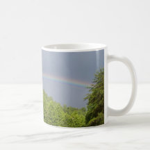 Caneca inspirada bonita do arco-íris