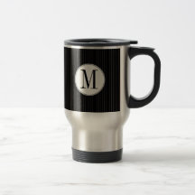 Caneca preta do monograma do solteiro das riscas