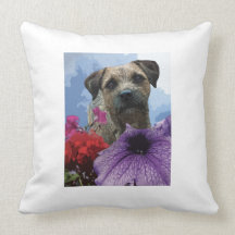 Cão em travesseiros decorativos da flor