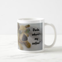 Cão engraçado com dizer do café canecas