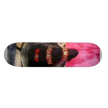 Capacete do fogo no carro de bombeiros skates