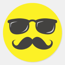 Cara em incógnito smily com bigode e óculos de sol adesivo redondo