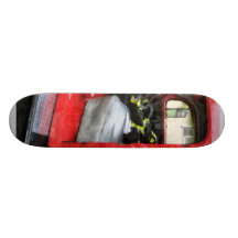 Carro de bombeiros com uniforme do bombeiro skateboard