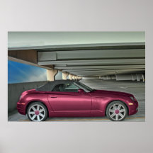 Carro solitário na grande garagem de estacionament posters
