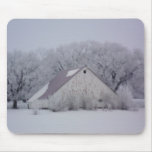Celeiro do inverno na pintura da neve mousepad