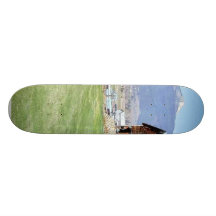Cerca das montanhas da grama de celeiro skate