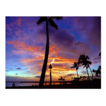 Céus flamejantes sobre a praia de Waikiki Cartao Postal
