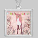 Colar cor-de-rosa da flor de cerejeira da jovem co colares