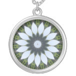 Colar do caleidoscópio da flor branca