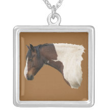 Colar do perfil do cavalo selvagem