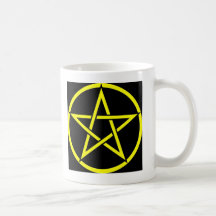 Coleção insolente do Pentagram da bruxa (amarelo) Canecas