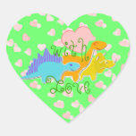 Com corações dos dinossauros do amor adesivos