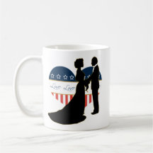 Coração patriótico com a caneca do amor do casal d