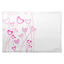 Corações cor-de-rosa com placemat das flores suporte para pratos